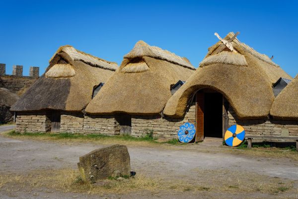 Comment découvrir les traditions viking en Scandinavie sans tour organisé?